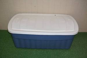 lot 199 image: XL Rubbermaid Tote
