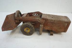 lot 81 image: Vintage Toy Tractor