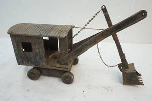 lot 84 image: Vintage Toy Crane