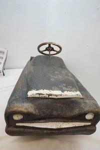lot 92 image: Vintage pedal Car