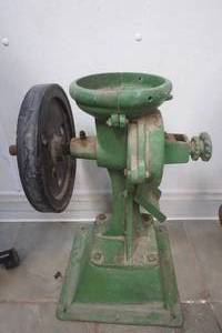 lot 98 image: Vintage grinder