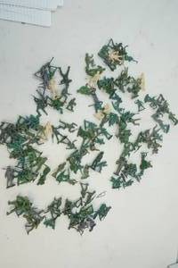 lot 146 image: Childrens Toy Army Men
