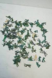 lot 147 image: Childrens Toy Army Men