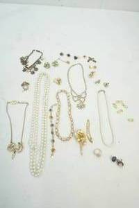 lot 185 image: Jewelry