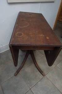 lot 16 image: Drop leaf Table