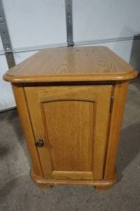 lot 206 image: End Table
