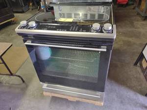 lot 2 image: Ikea (Whirlpool) Electric Range, Mo...