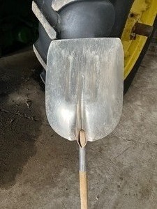 lot 25 image: Very Nice Aluminum Scoop Shovel