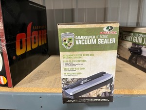 lot 7 image: Game Keeper electric Vacuum Sealer    new