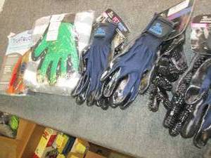 lot of pet brushing gloves...