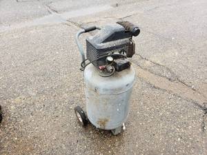 Iron Horse IHVP1520L Air Compressor and Tank
