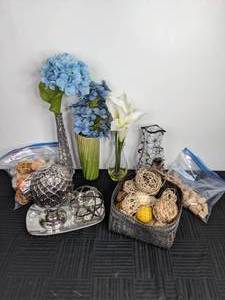 lot 89 image: Sea Shells, Silk Flowers, Corks and Other Decorative Items