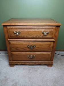 lot 81 image: Young Hinkle Charter Oak 3-Drawer Nightstand