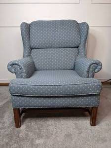 lot 87 image: Vintage Flexsteel Blue Flower Print Winged Armchair