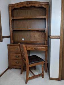lot 75 image: Vintage Young Hinkle Charter Oak Desk and Bookcase Set with Chair