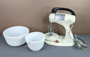 lot 29 image: Hamilton Beach Stand Mixer with Pyrex Mixing Bowl