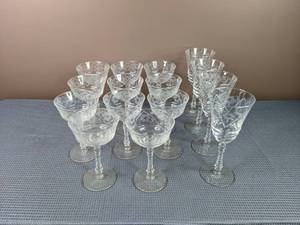 lot 73 image: Set of 15 Floral Stemmed Glasses