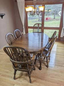 lot 11 image: Stunning Ethan Allen Dining Table with 6 Chairs