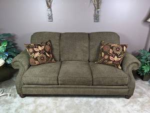 lot 3 image: Broyhill Furniture Couch
