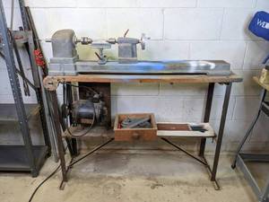 lot 4 image: Vintage Lathe and Four Piece Craftsman Wood Turning Chisel Set