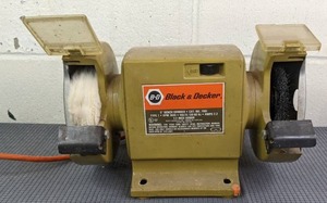 lot 41 image: Vintage Black & Decker 5 Bench Grinder Model 7901