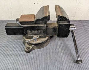lot 26 image: Bench Top Table Vice