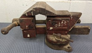 lot 40 image: Vintage Dunlap 5239 Bench Vise with Swivel Base