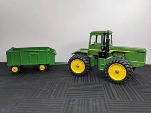 lot 7 image: Vintage John Deere Tractor and Wagon Toy