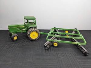 lot 12 image: Vintage John Deere Tractor with Flex Disk Toy