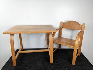 lot 98 image: Childrens Wood Desk and Chair