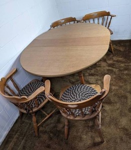 lot 104 image: Vintage Round Dining Table with Leaf and 4 Chairs