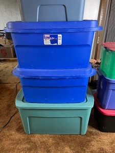 lot 131 image: 7 Plastic Storage Bins with Lids