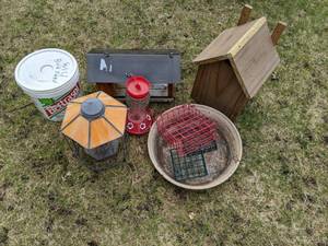 lot 120 image: Assortment of Bird Feeders