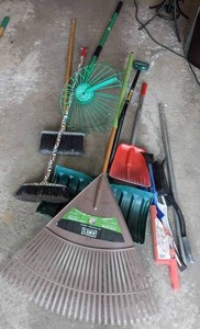 lot 140 image: Rake, Shovels, Ice Scrapers and More