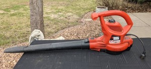 lot 141 image: Black and Decker Leaf Hog BlowerVac
