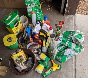 lot 135 image: Lawn & Garden Chemicals and Supplies Miracle Gro, Peat Moss, Peat Pots, Buckets, Pots, and More