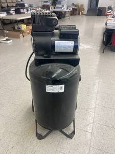 lot 207 image: Sanborn 30 Gallon Air Compressor