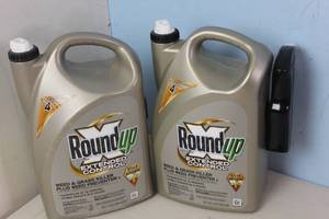 lot 83 image: NEW - 2 UNITS OF Roundup Extended Control 1.33-Gallon Ready to Use Weed and Grass Killer ONE GUN MISSING 070183523511