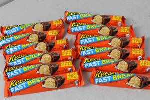 lot 382 image: Shelf Pull Candy - See Pictures