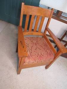 lot 7 image: Mission Style sitting Chair