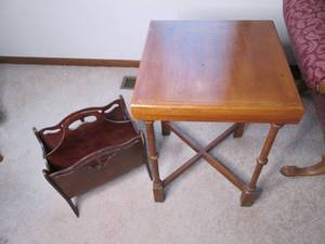 lot 10 image: End Table