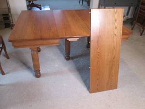 lot 14 image: Dining room table