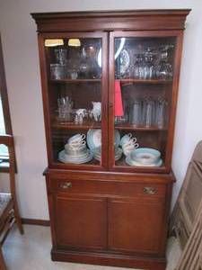 lot 25 image: Wood Buffet Hutch