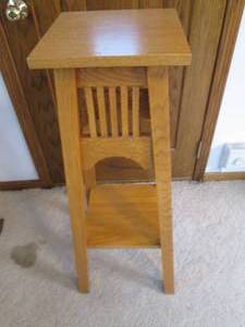 lot 29 image: Pedestal Plant Stand