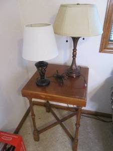 lot 31 image: Square top end table .