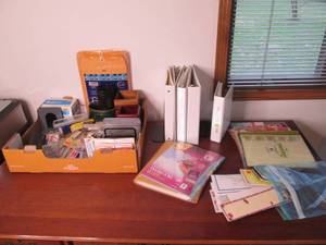 lot 34 image: Assorted office supplies.