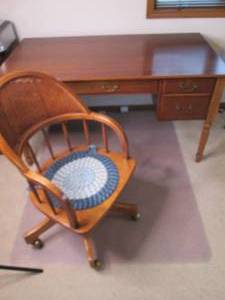 lot 35 image: Vintage 4-drawer Desk