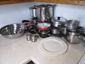 lot 44 image: Cookware