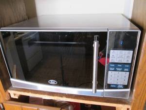lot 51 image: Countertop Microwave