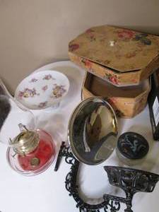 lot 68 image: Vintage Decor